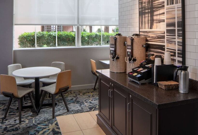 اقامتگاه Sonesta Es Suites New Orleans Convention Center
