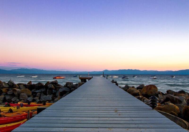 אתר נופש Red Wolf Lakeside Lodge