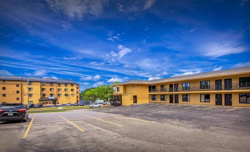 The Vue Boutique Hotel & Boathouse