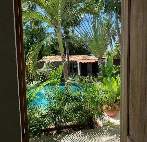 Общежитие Valhalla Beach House