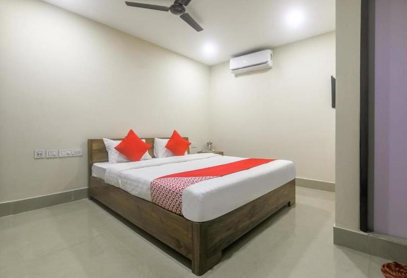 هتل Oyo 61278 Adhikary Homestay