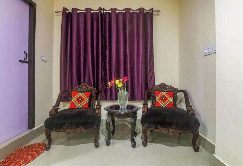 هتل Oyo 61278 Adhikary Homestay