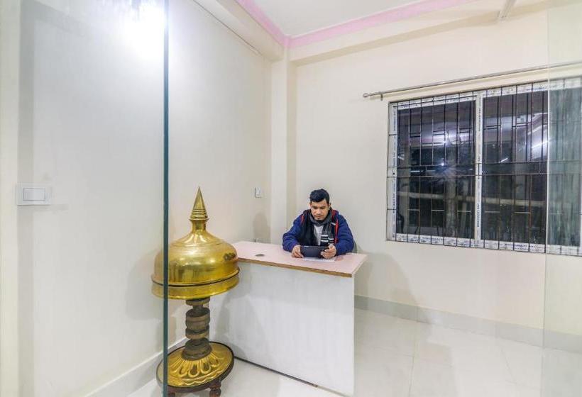 هتل Oyo 61278 Adhikary Homestay