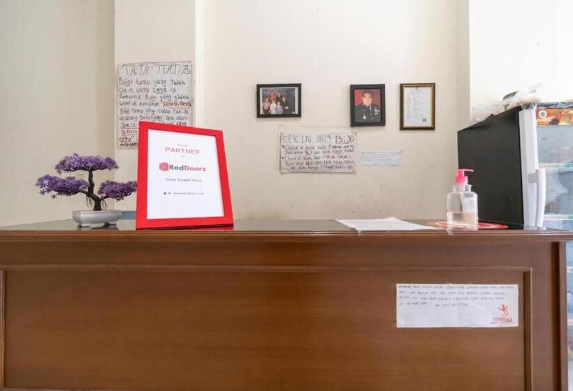 Отель Reddoorz Near Universitas Esa Unggul Bekasi Harapan Indah