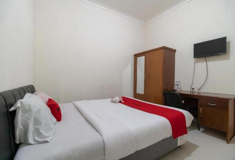 Отель Reddoorz Near Universitas Esa Unggul Bekasi Harapan Indah