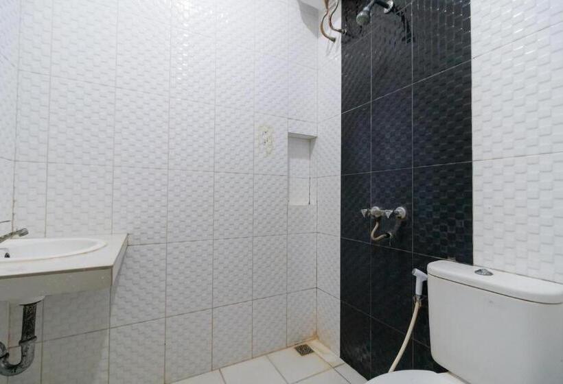 Отель Reddoorz Near Universitas Esa Unggul Bekasi Harapan Indah