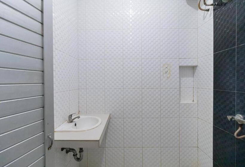 Отель Reddoorz Near Universitas Esa Unggul Bekasi Harapan Indah