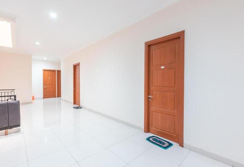 Отель Reddoorz Near Universitas Esa Unggul Bekasi Harapan Indah