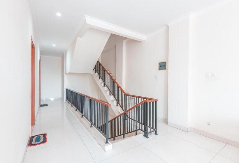 Отель Reddoorz Near Universitas Esa Unggul Bekasi Harapan Indah