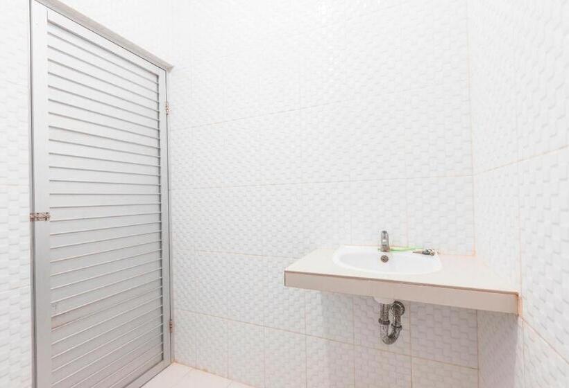 Отель Reddoorz Near Universitas Esa Unggul Bekasi Harapan Indah