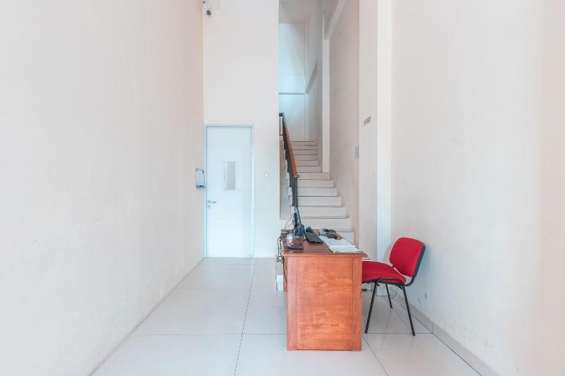 Отель Reddoorz Near Universitas Esa Unggul Bekasi Harapan Indah