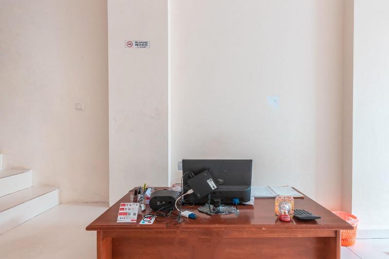 Отель Reddoorz Near Universitas Esa Unggul Bekasi Harapan Indah