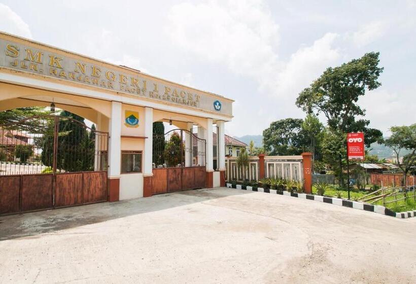 Oyo 1667 Edotel Smkn 1 Pacet