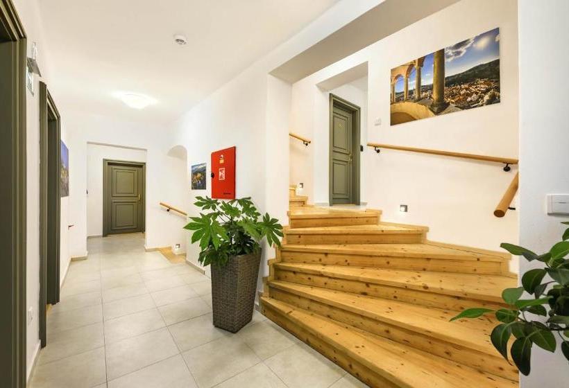 膳宿费 Garni Villa Areka