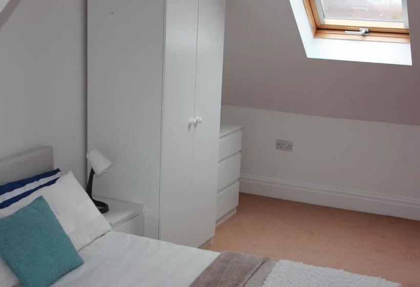 פנסיון Beautiful Ensuite Beachfront Room Worthing Homestay