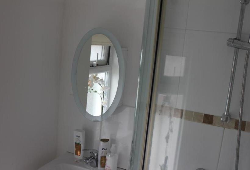 פנסיון Beautiful Ensuite Beachfront Room Worthing Homestay
