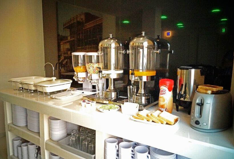 호텔 Royal Madero Inn