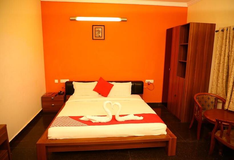 Отель The Meenakshi Resort