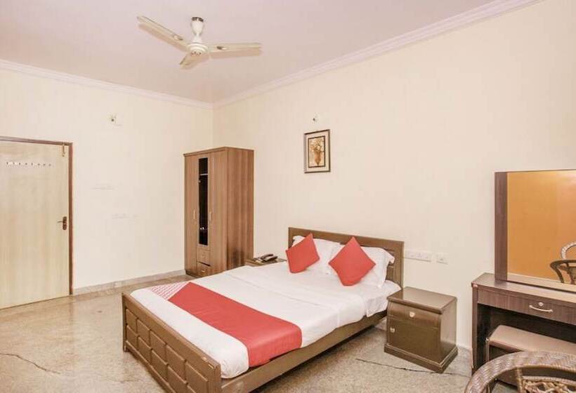 Отель The Meenakshi Resort