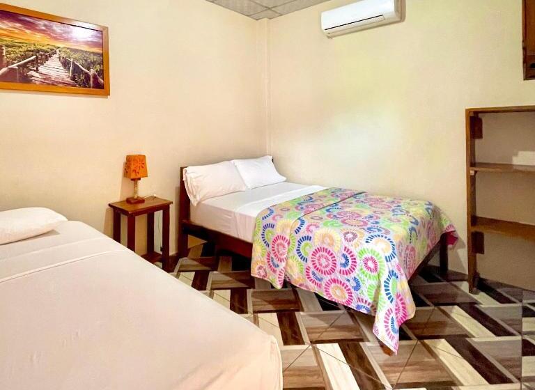 پانسیون Hostal Laurita Beach