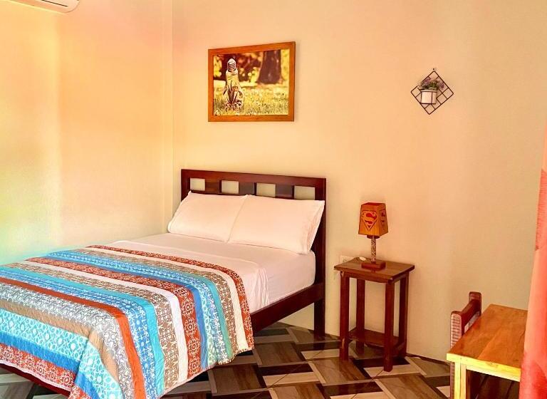 پانسیون Hostal Laurita Beach