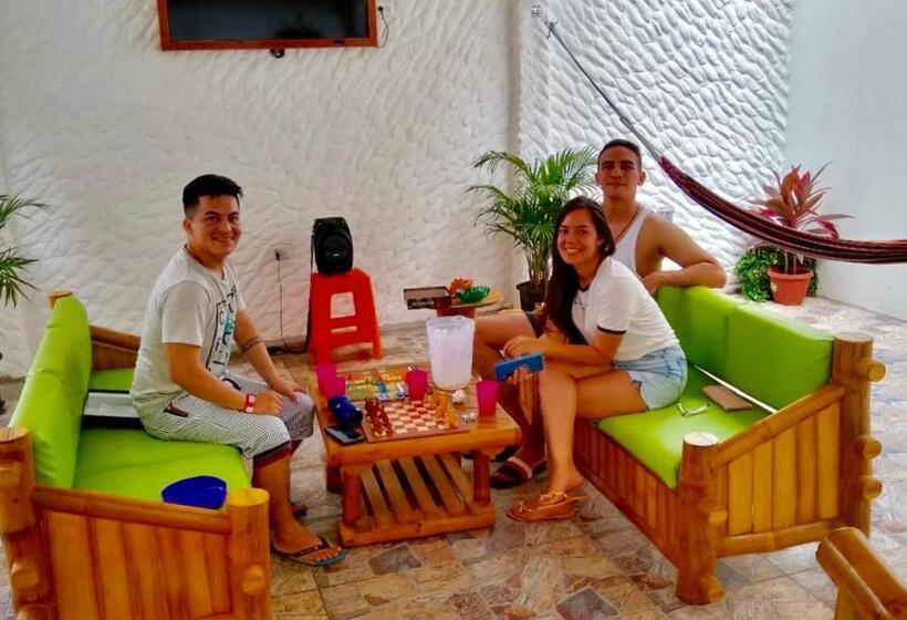 پانسیون Hostal Laurita Beach