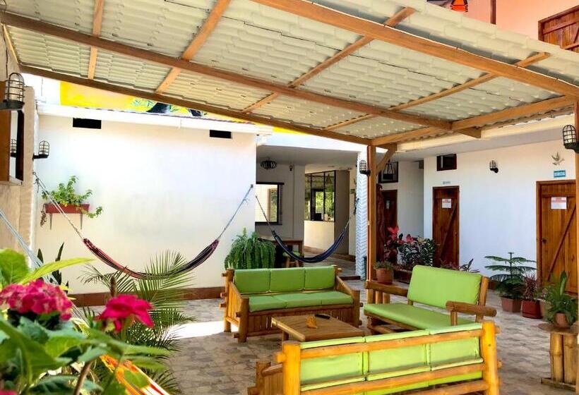 پانسیون Hostal Laurita Beach