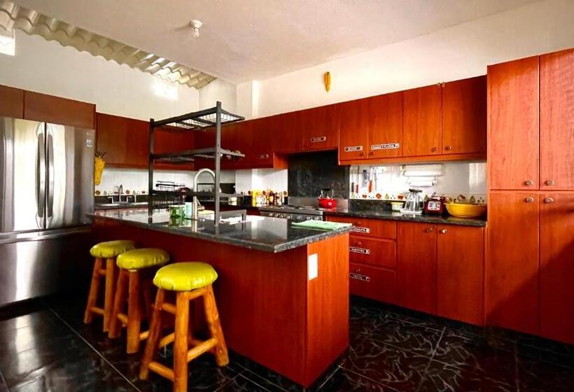 پانسیون Hostal Laurita Beach