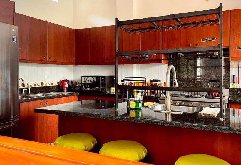 پانسیون Hostal Laurita Beach