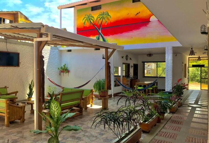 پانسیون Hostal Laurita Beach