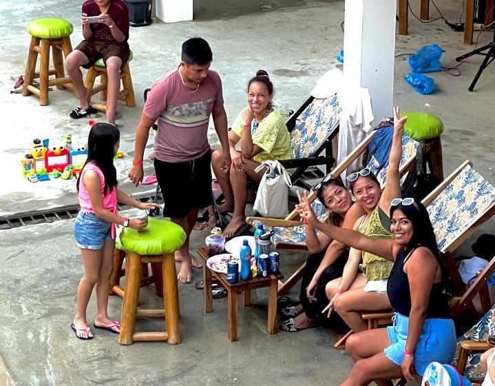 پانسیون Hostal Laurita Beach