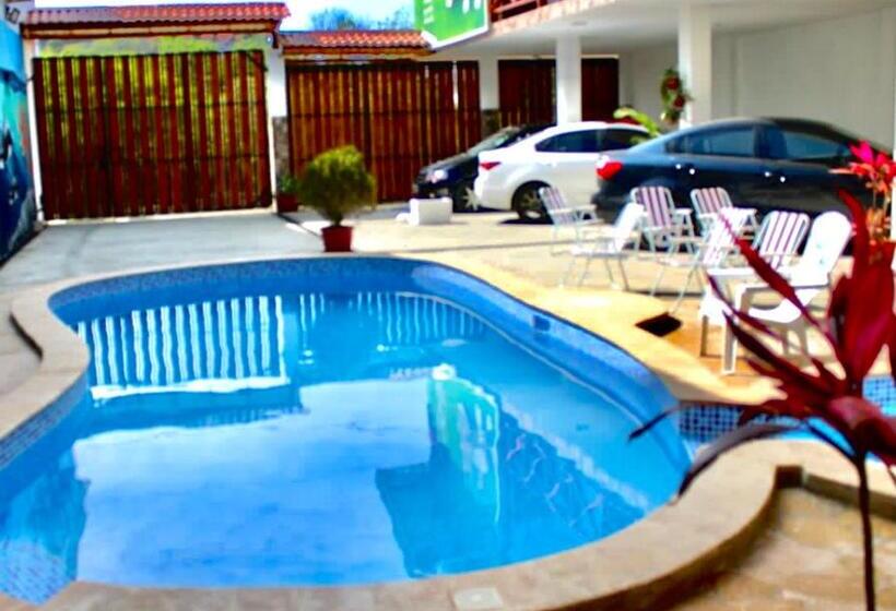 پانسیون Hostal Laurita Beach