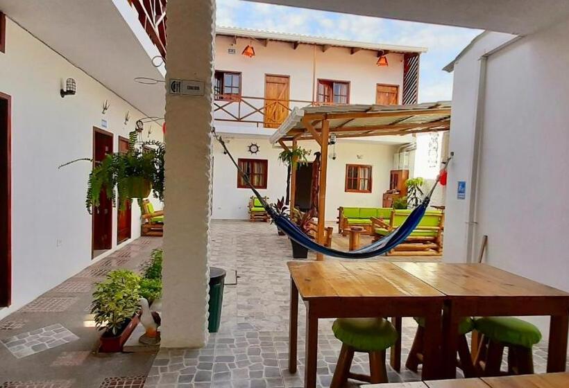 پانسیون Hostal Laurita Beach