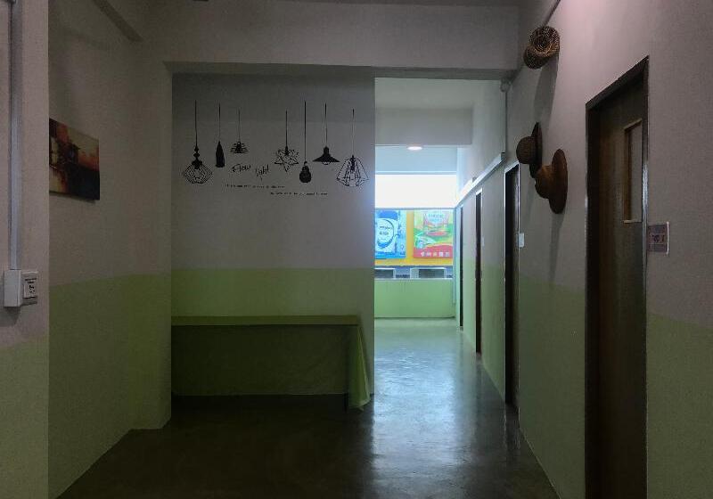 בית מלון כפרי Spot On 89805 The Traveler Home