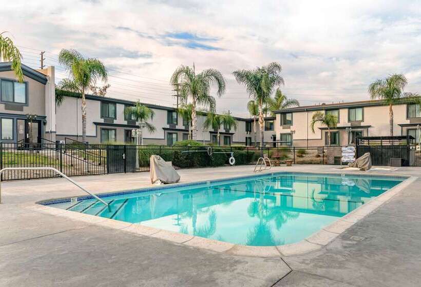 בית מלון כפרי Comfort Inn & Suites