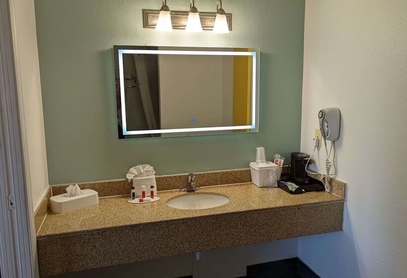 هتل Days Inn By Wyndham Lake Havasu