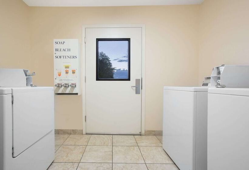 هتل Days Inn By Wyndham Lake Havasu