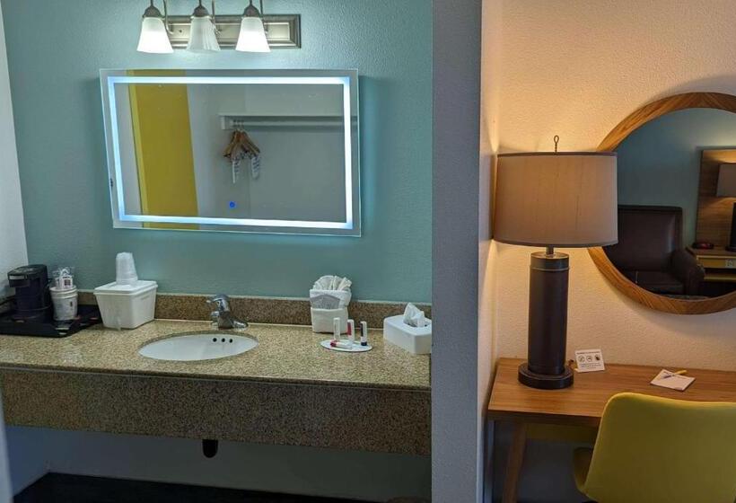 هتل Days Inn By Wyndham Lake Havasu