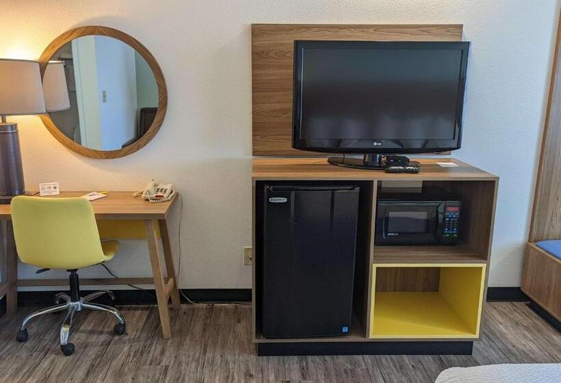 هتل Days Inn By Wyndham Lake Havasu