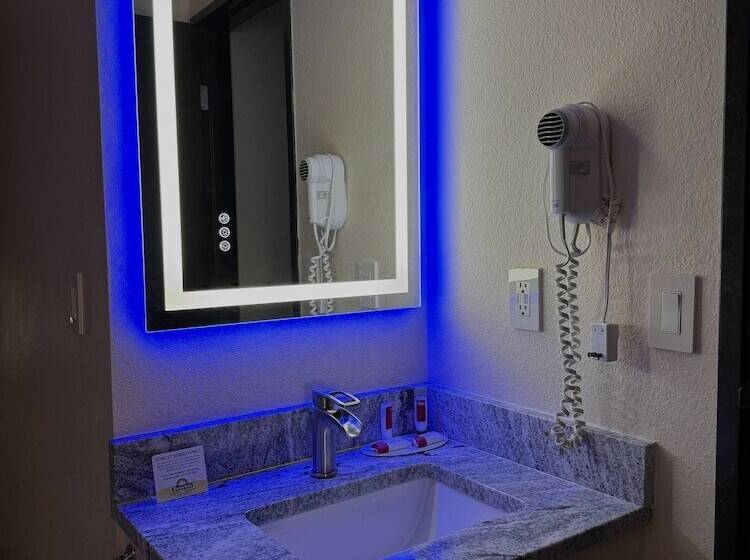 فندق Days Inn & Suites By Wyndham Kaukauna Wi