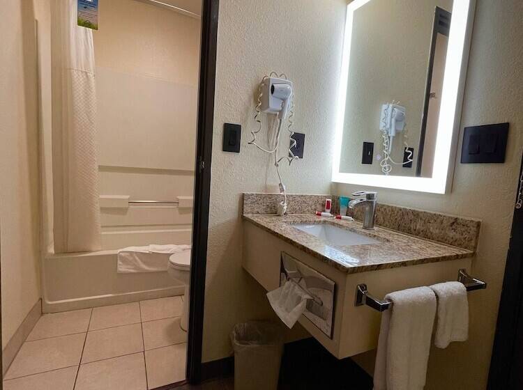 فندق Days Inn & Suites By Wyndham Kaukauna Wi