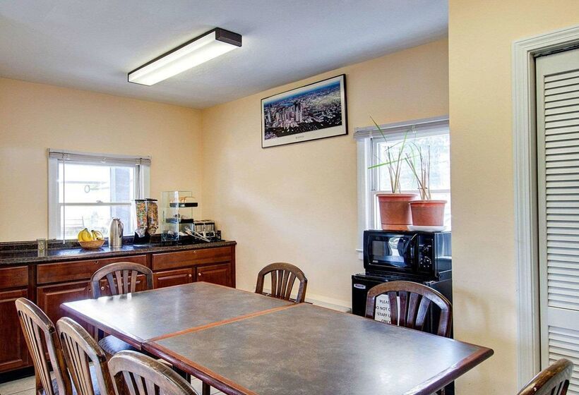 فندق Econo Lodge