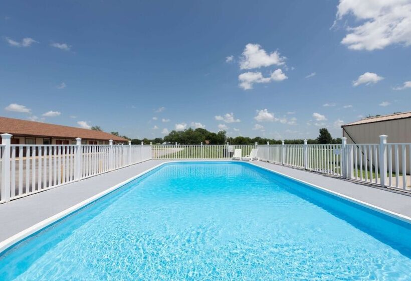 בית מלון כפרי Knights Inn   Chanute