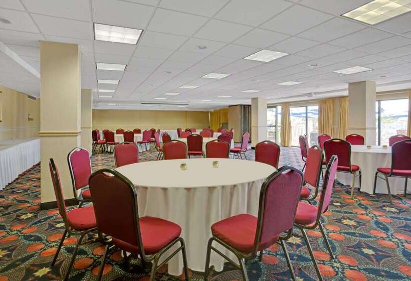 فندق Ramada By Wyndham Sarasota Waterfront