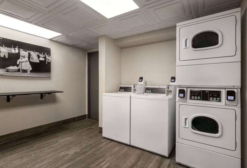 فندق Ramada By Wyndham Sarasota Waterfront