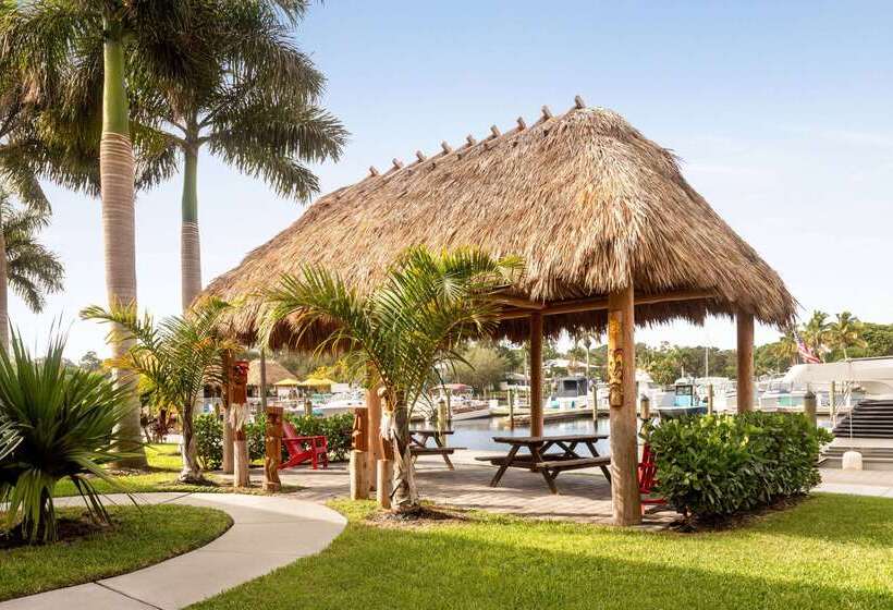 فندق Ramada By Wyndham Sarasota Waterfront