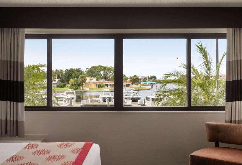 فندق Ramada By Wyndham Sarasota Waterfront