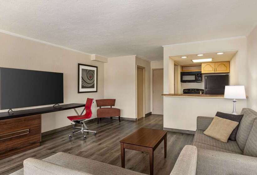 فندق Ramada By Wyndham Sarasota Waterfront