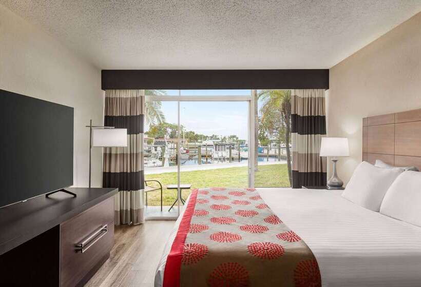 فندق Ramada By Wyndham Sarasota Waterfront