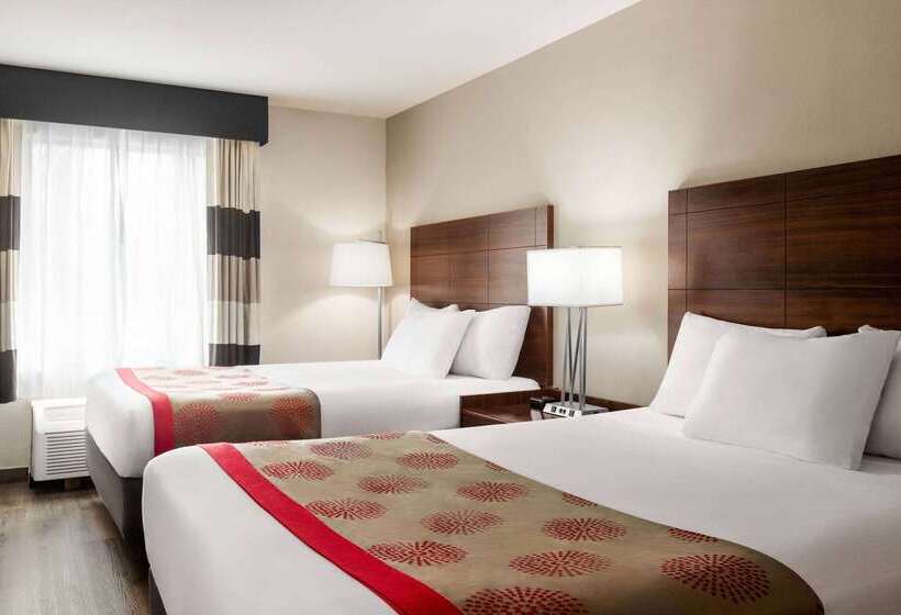 فندق Ramada By Wyndham Sarasota Waterfront